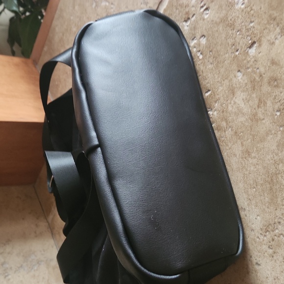 ZYIA black small purse with pink FLOURISH lettering - Picture 3 of 9